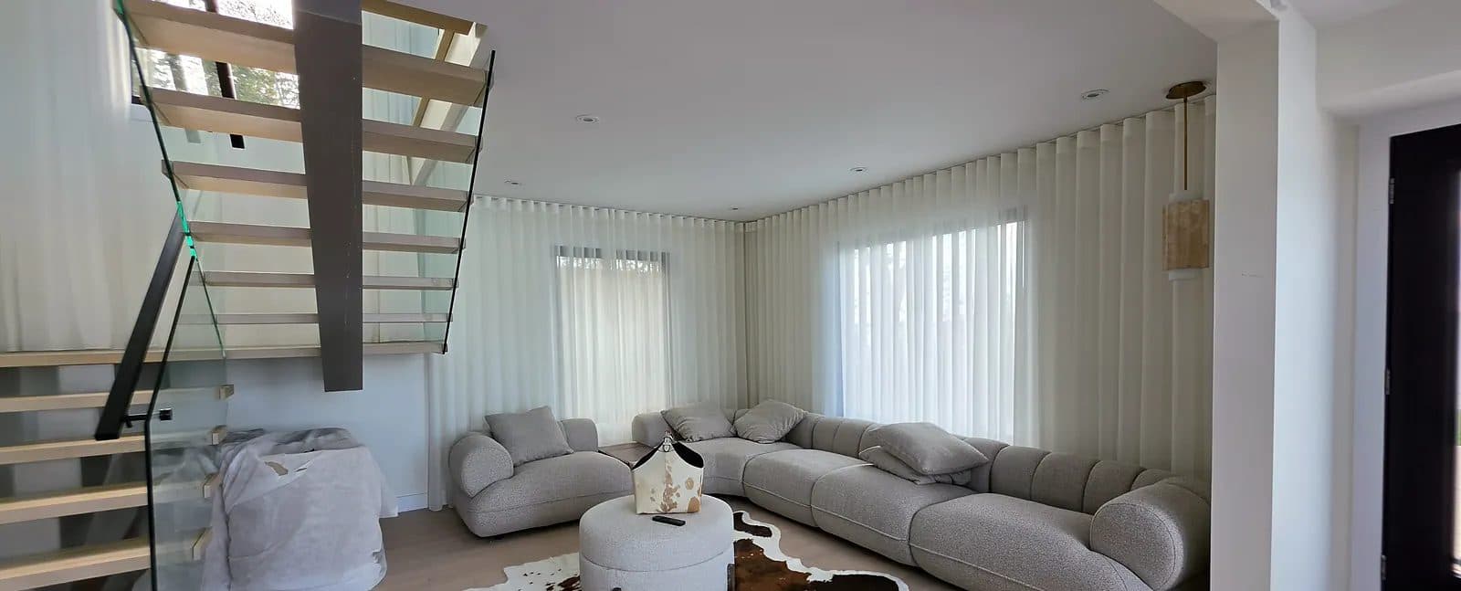 Voilages Ripple Fold pleine hauteur dans un salon contemporain