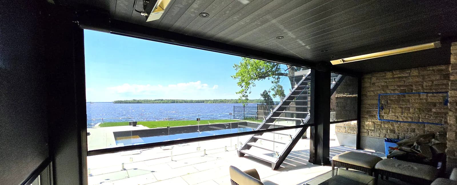 Moustiquaires extérieures à glissières sur un patio couvert face au lac, Baie-D'Urfé