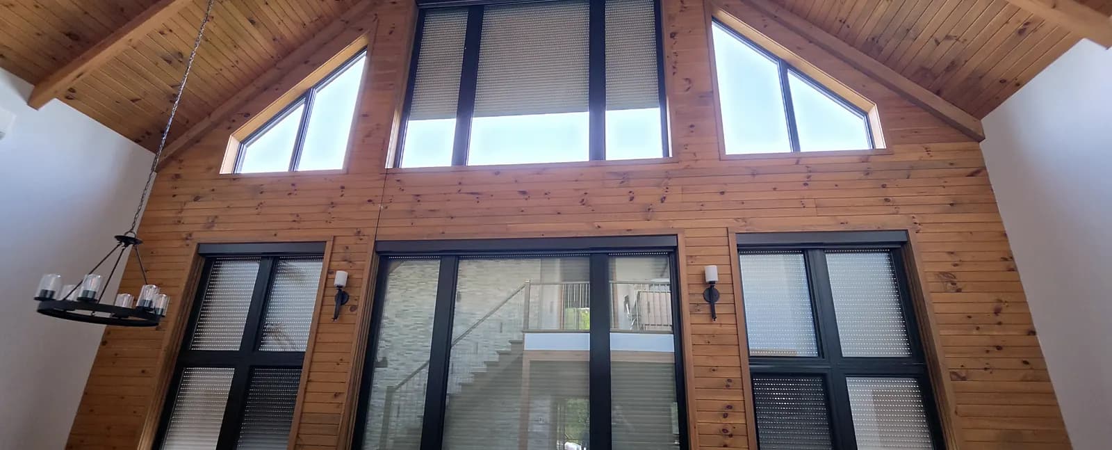 Fenêtres cathédrale d'un chalet habillées de toiles solaires, Lanaudière