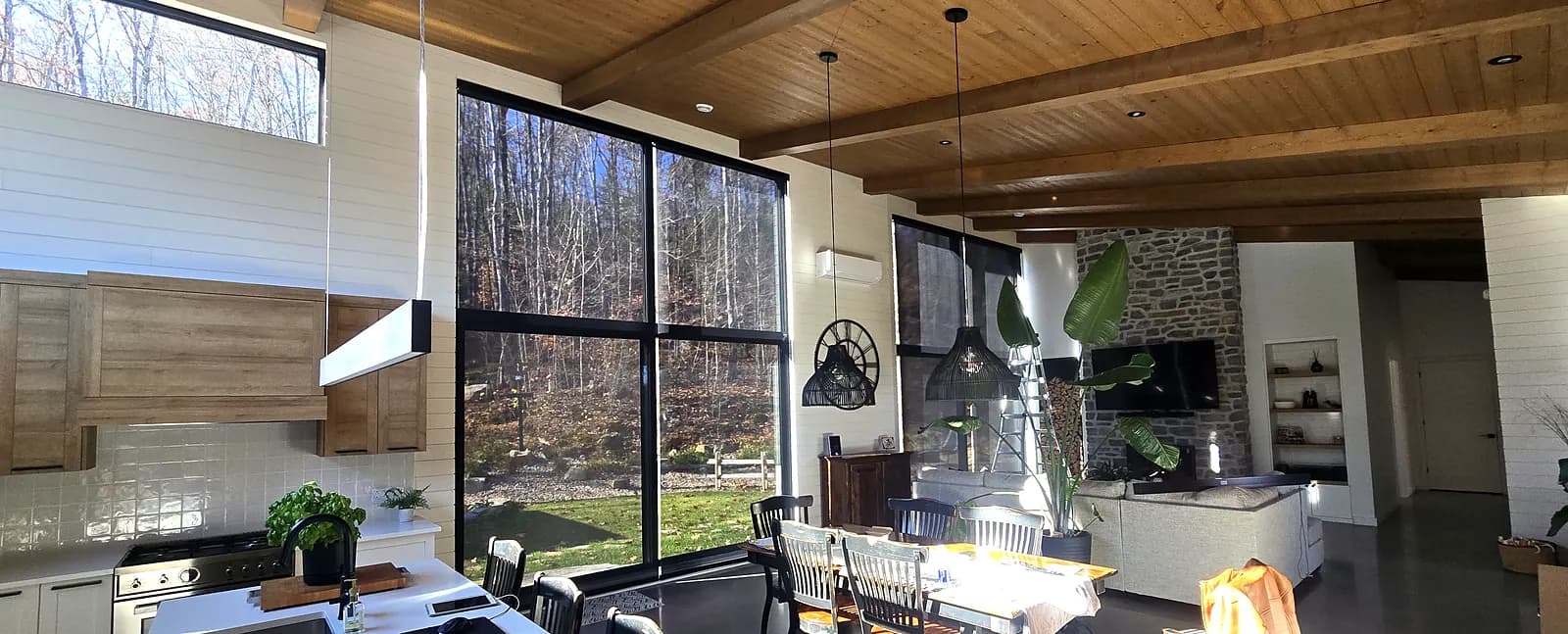 Toiles solaires 5 % motorisées Somfy sur de très grandes fenêtres, maison contemporaine, Lanaudière