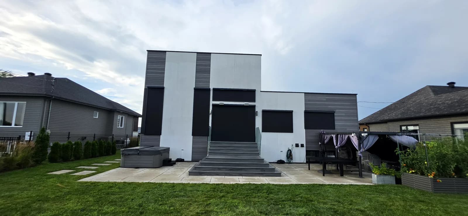 Toiles solaires extérieures Zip Track 5 % sur une maison moderne, Vaudreuil-Soulanges