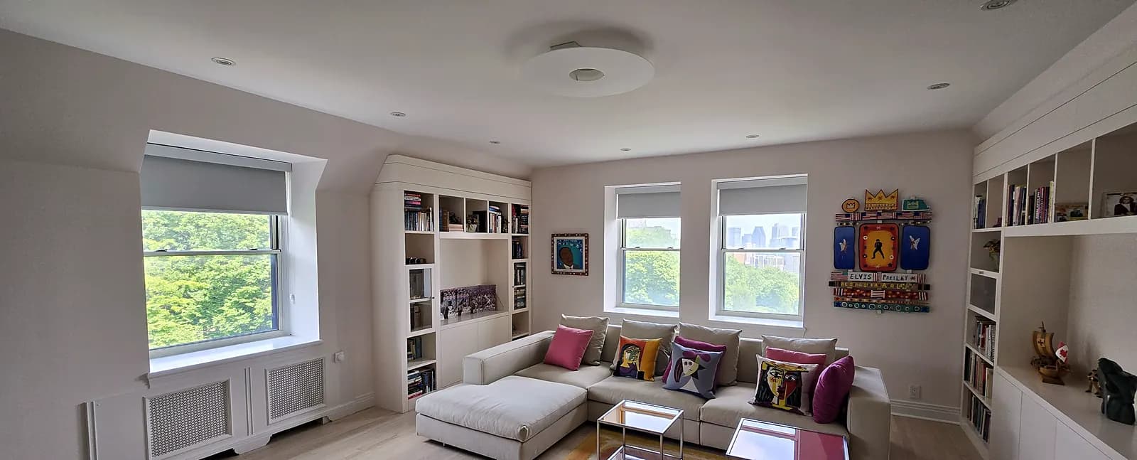 Toiles solaires sur les fenêtres d'un salon, Westmount
